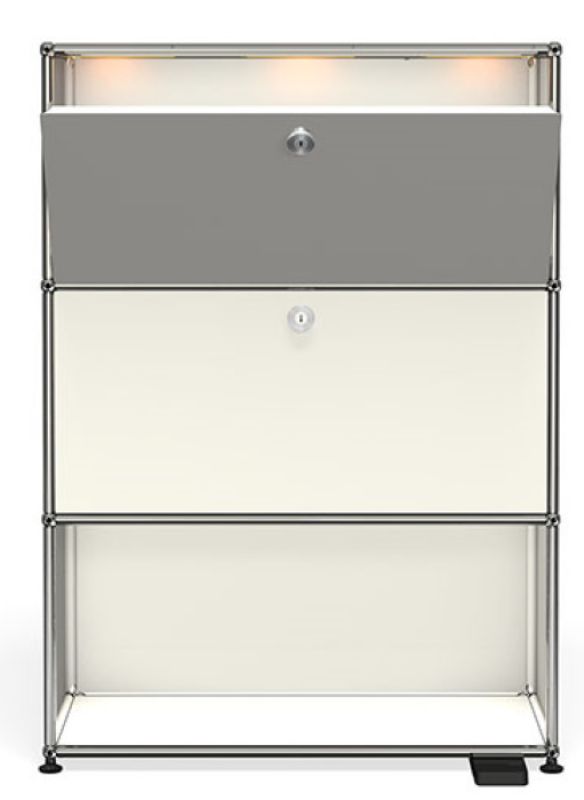 USM Haller Highboard in Reinweiss mit Klapptür und integrierter Beleuchtung, modernes modulares Möbeldesign.